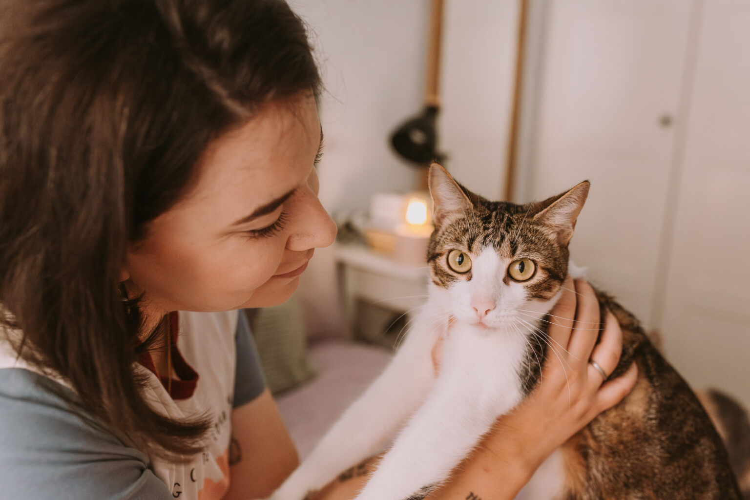 Laura Romero, educadora felina, con un gato
